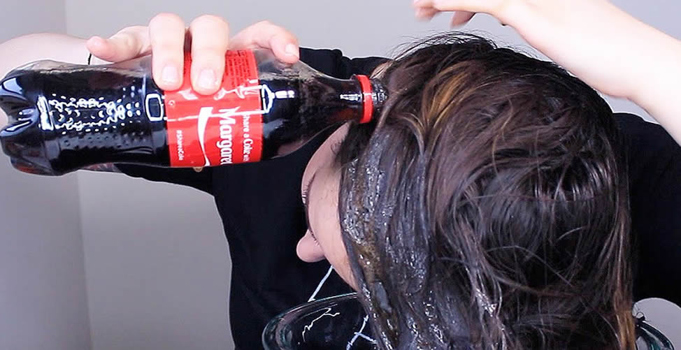 lavar o cabelo com Coca-Cola
