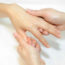 massagear os dedos das mãos
