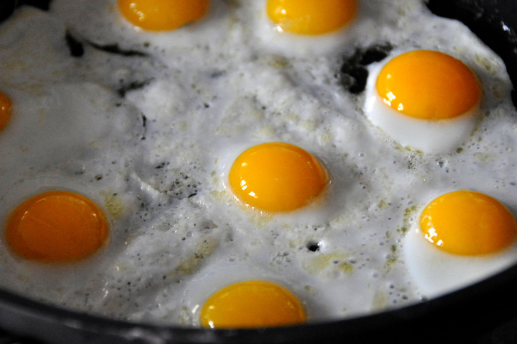 fritando ovos